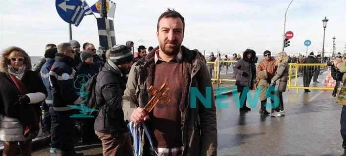 «Για τη Μακεδονία» φώναξε 35χρονος που βούτηξε στον παγωμένο Θερμαϊκό για τον σταυρό (βίντεο)